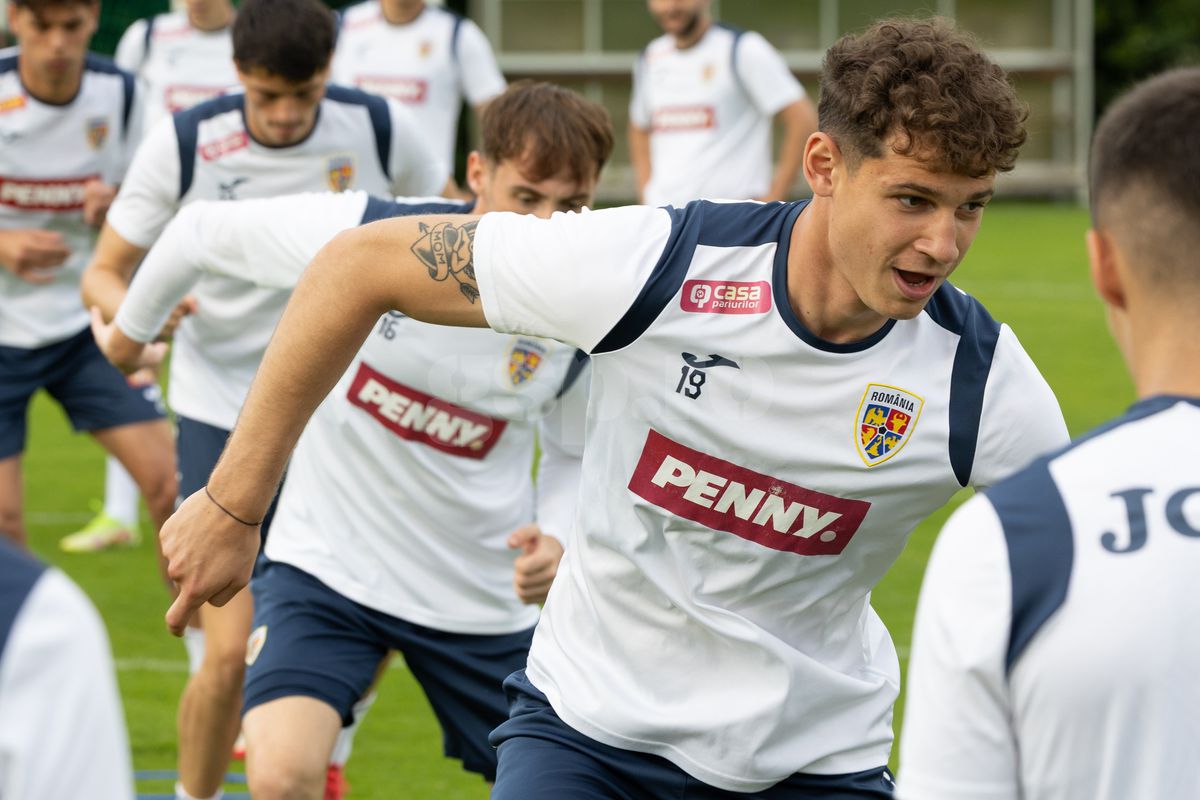 Toată lumea s-a oprit pentru a-l aplauda! Faza zilei în cantonamentul naționalei U21, Pancu e în transă + new-entry la antrenamentul de azi