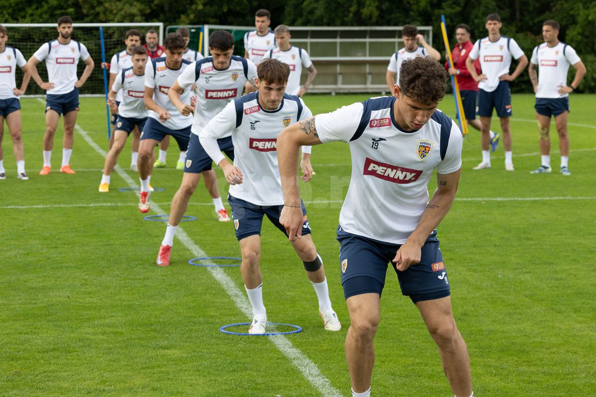 Toată lumea s-a oprit pentru a-l aplauda! Faza zilei în cantonamentul naționalei U21, Pancu e în transă + new-entry la antrenamentul de azi