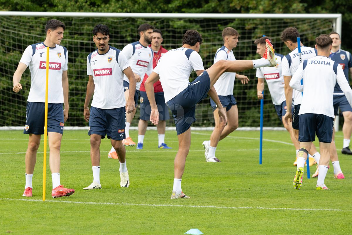 Toată lumea s-a oprit pentru a-l aplauda! Faza zilei în cantonamentul naționalei U21, Pancu e în transă + new-entry la antrenamentul de azi