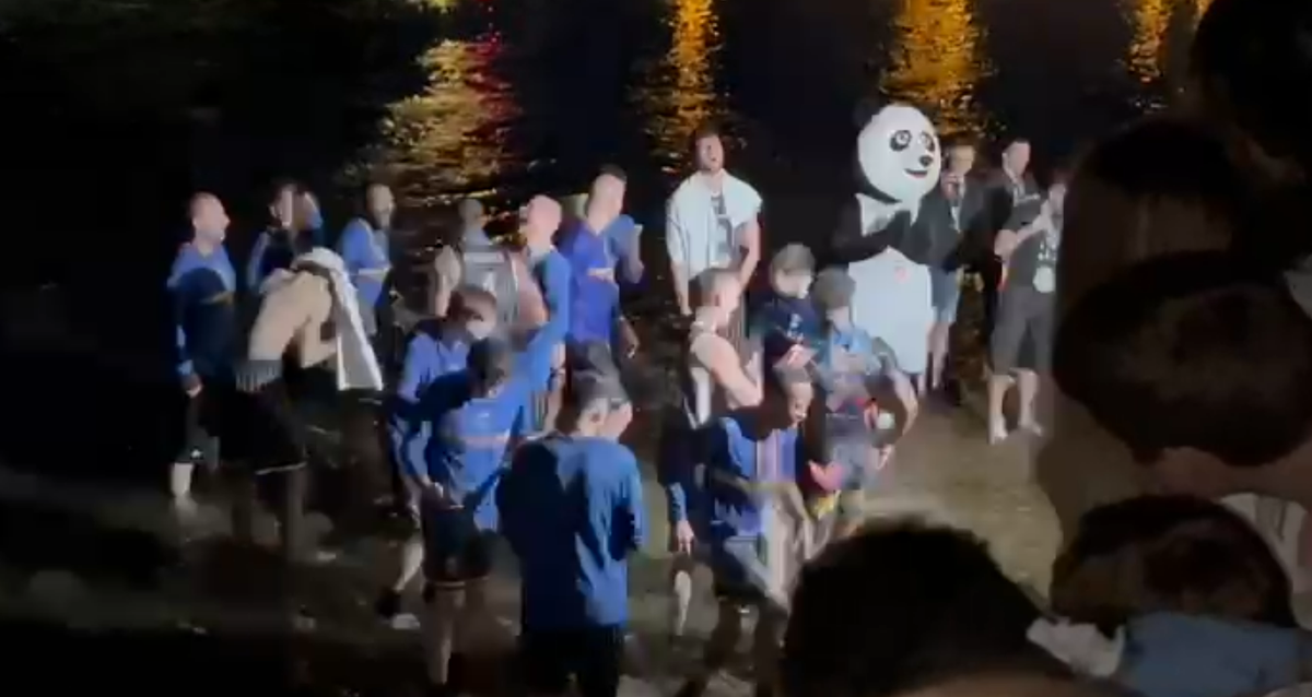 Toți la apă, inclusiv Winny! Așa se sărbătorește al șaselea titlu de campioană! » Imagini unice în România