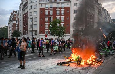 Bilanț tragic după violențele de la Paris » Autoritățile investighează decesul a doi bărbați