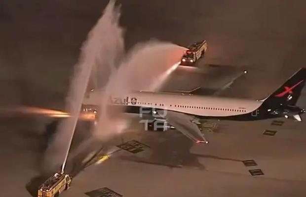 Imagini tari! Avionul Braziliei de 170 de milioane de euro, „botezat” înainte de plecarea la Cupa Mondială