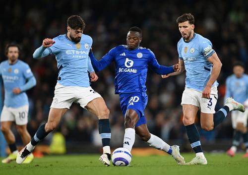 Josko Gvardiol (stânga) și Ruben Dias, fundașii lui Manchester City într-un duel cu Patson Daka / Foto: GettyImages