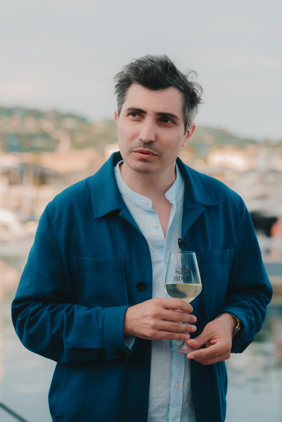 Cristian Mungiu câștigă al doilea Palme d'Or la Cannes 2026.  Jidvei, vinul oficial al „echipei