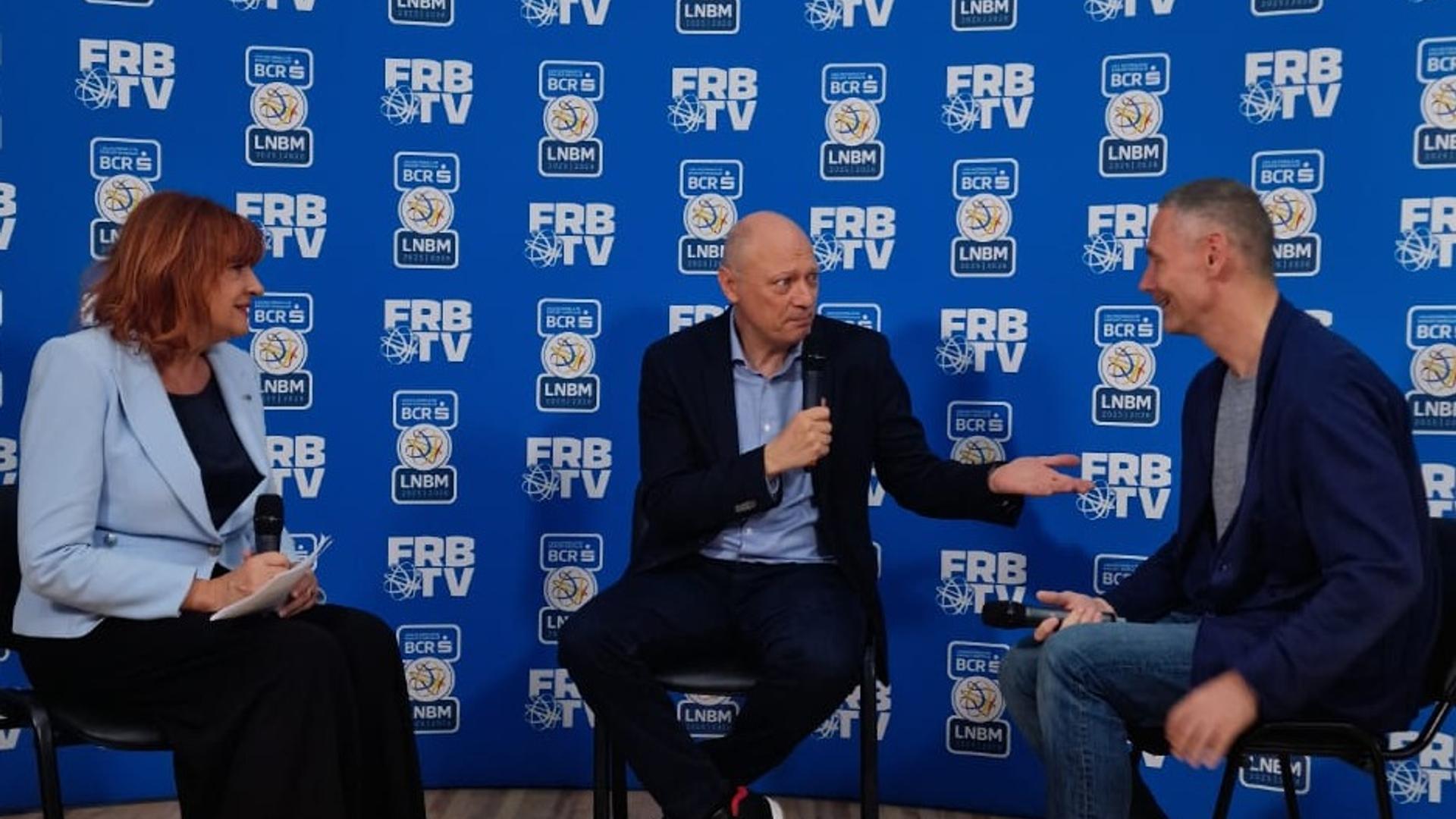 Logo-ul Federației Române de Baschet și elemente grafice minimaliste din noua identitate vizuală prezentate pe ecranul FRB TV în studioul de transmisie live | sursa foto: Gazeta Sporturilor