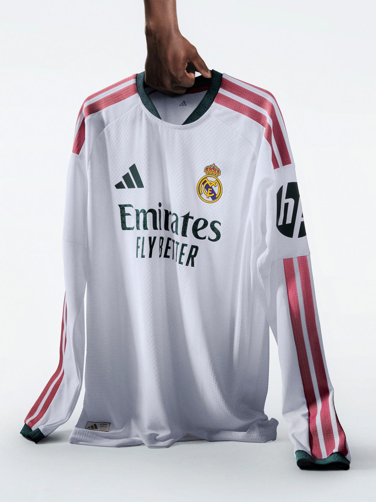 Real Madrid și-a prezentat noul echipament » Detaliul interesant de pe tricou
