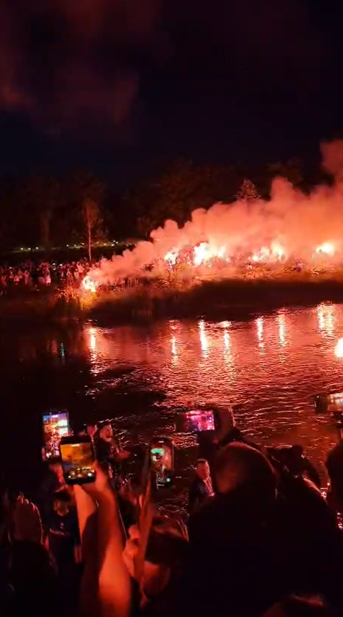 Jucătorii de la U-BT Cluj Napoca au sărbătorit al șaselea titlu cu „tradiționala” baie în Someș