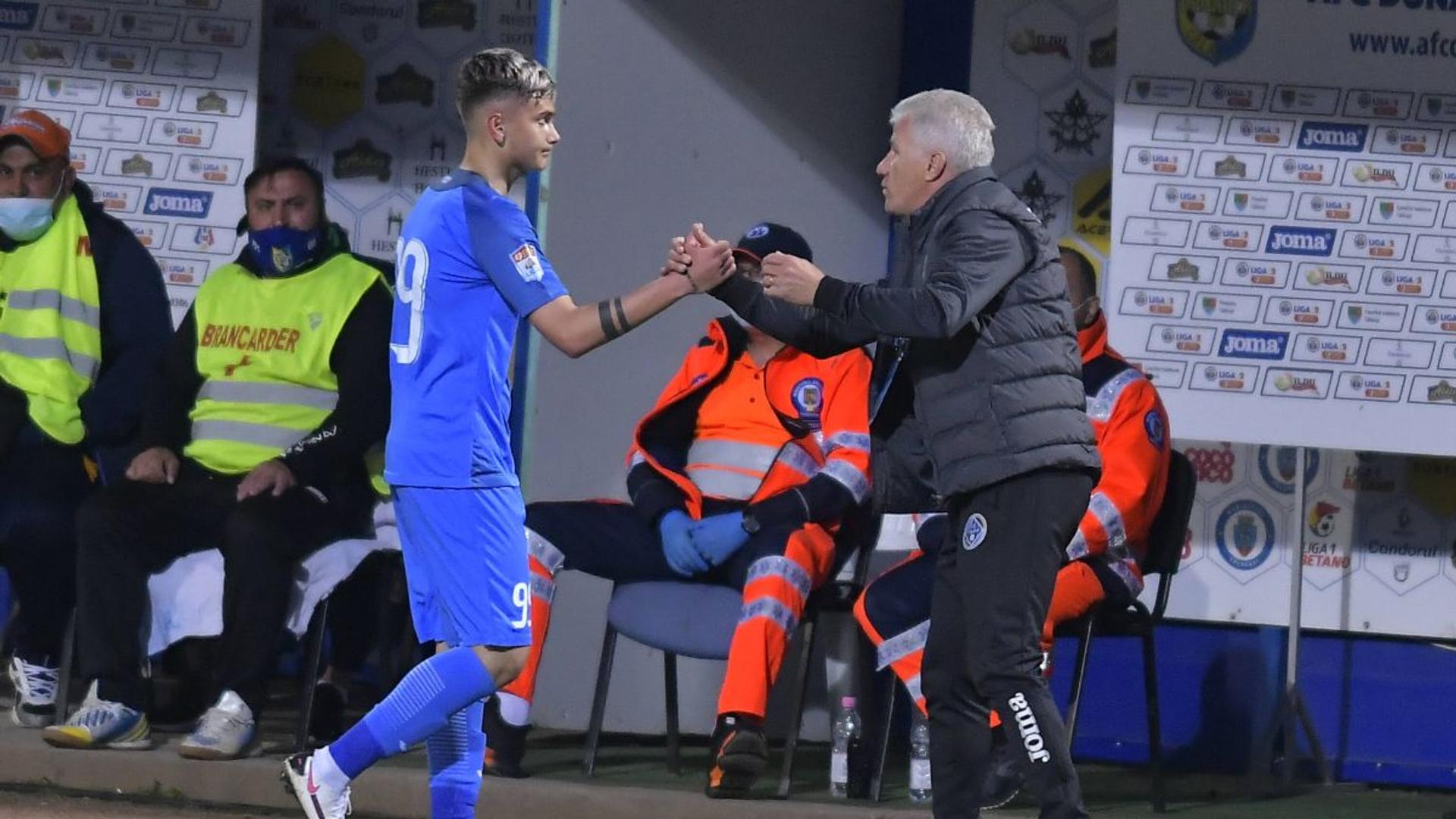 Robert Jerdea în tricoul Petrolului Ploiești, pregătindu-se pentru meci în Superliga fotbal, după transferul oficial la club. | sursa foto: Gazeta Sporturilor