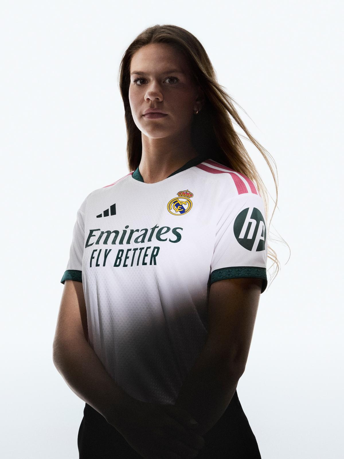 Real Madrid și-a prezentat noul echipament » Detaliul interesant de pe tricou