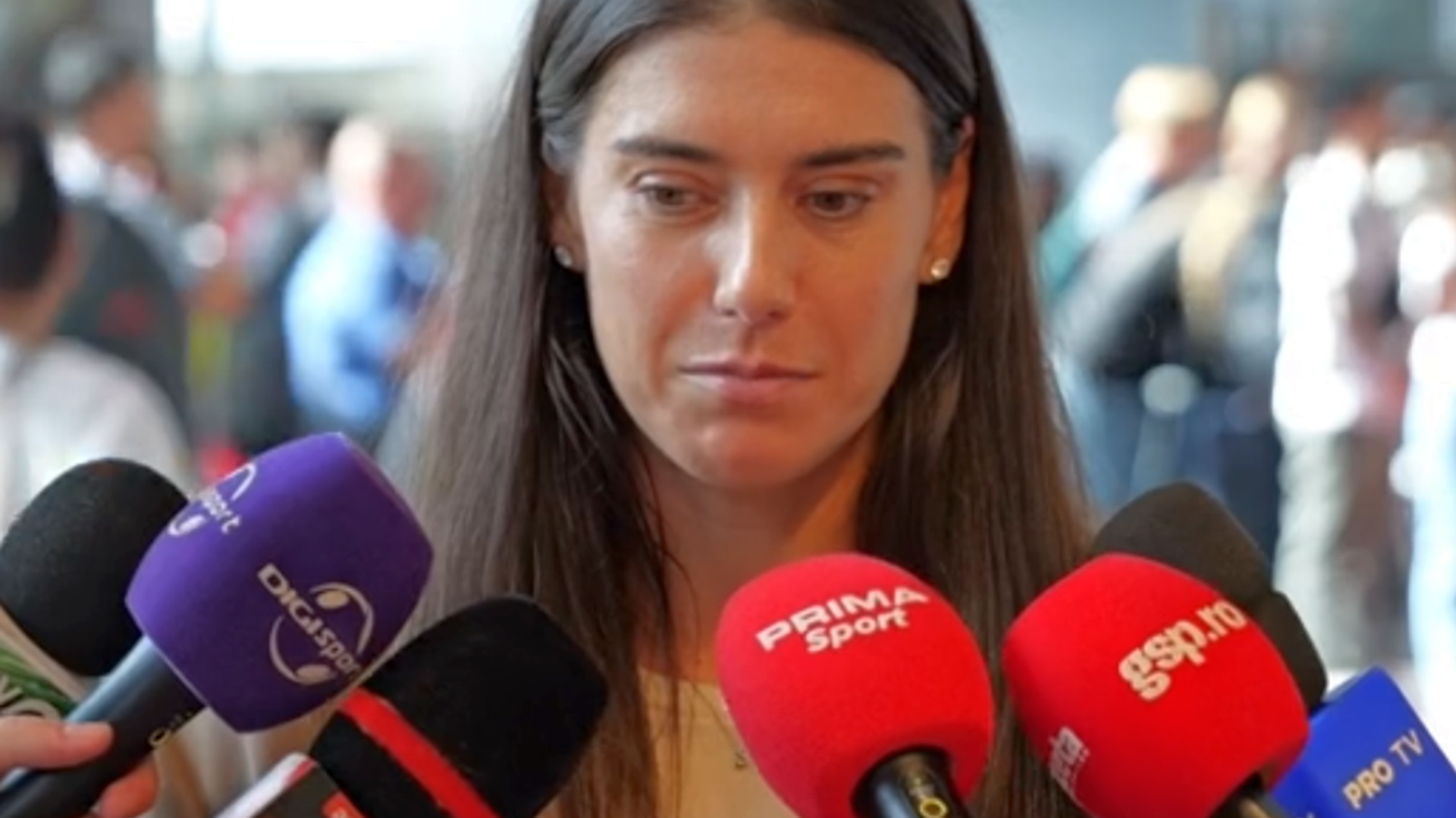 Sorana Cîrstea primind aplauze pe aeroportul Henri Coandă, discutând despre retragerea din tenis românesc și sport de performanță. | sursa foto: Gazeta Sporturilor