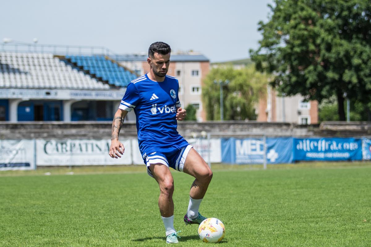 Corvinul a sunat prima adunarea în Superligă! » Două veniri confirmate și planul secret al lui Florin Maxim: „Mai aducem 8 jucători!”
