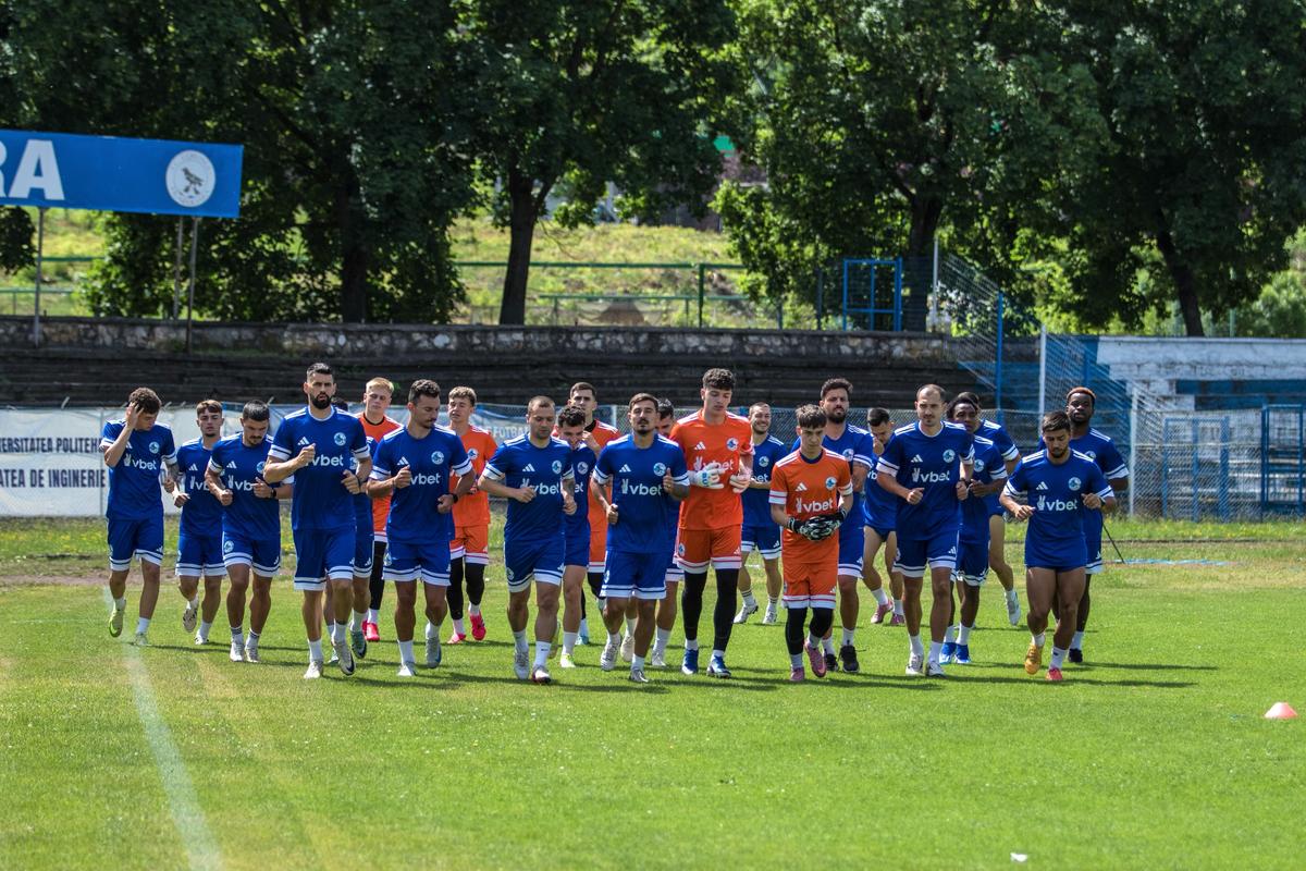 Corvinul a sunat prima adunarea în Superligă! » Două veniri confirmate și planul secret al lui Florin Maxim: „Mai aducem 8 jucători!”