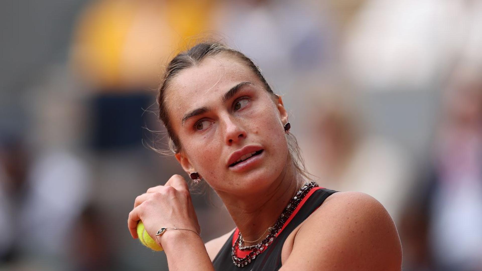 Diana Shnaider lovind mingea în timpul meciului de tenis contra Arynei Sabalenka la Roland Garros, sferturi finală tenis. | sursa foto: Gazeta Sporturilor