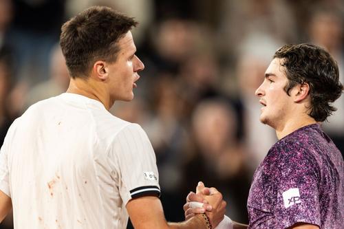 Joao Fonesca (dreapta) a fost eliminat de la Roland Garros de Jakub Mensik (stânga) / foto: Imago Images