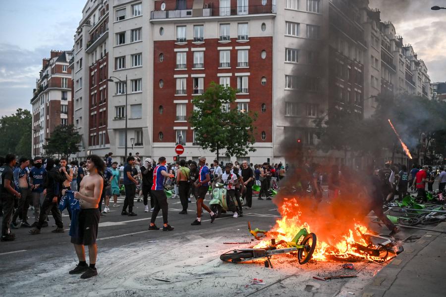 Bilanț tragic după violențele de la Paris » Autoritățile investighează decesul a doi bărbați