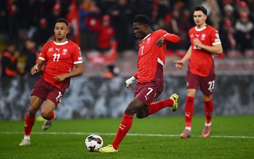 Breel Embolo (centru) în meciul cu Suedia din preliminariile CM 2026 / Foto: GettyImages
