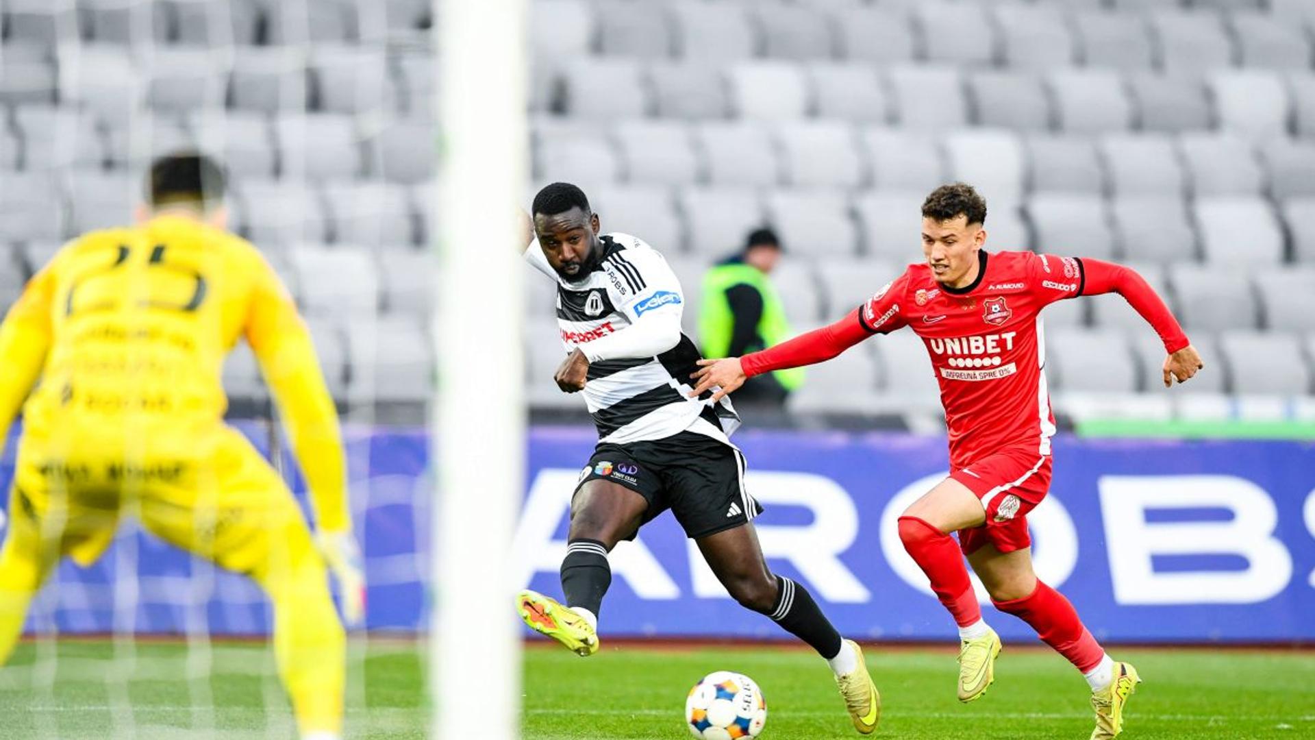 Luca Stancu în tricoul echipei sale actuale, discutând posibilul transfer la FCSB under 21 cu oferta de 300.000 euro analizată. | sursa foto: Gazeta Sporturilor