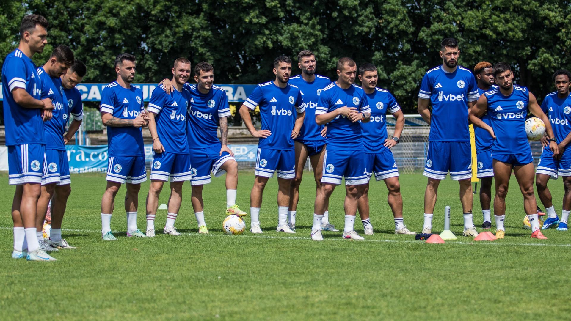 Jucători Corvinul Superligă la primul antrenament, pregătindu-se pentru sezon cu transferuri fotbal și cantonament Slovenia | sursa foto: Gazeta Sporturilor Jucători Corvinul Superligă la primul antrenament, pregătindu-se pentru sezon cu transferuri fotbal și cantonament Slovenia | sursa foto: Gazeta Sporturilor