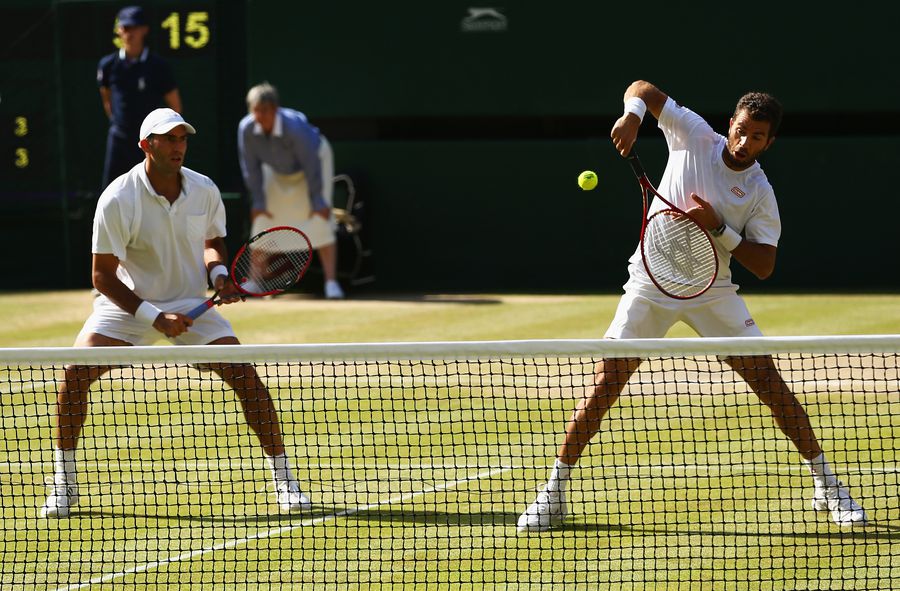 Horia Tecău (stânga) și Jean-Julien Rojer în acțiune pe iarba londoneză în 2015 FOTO Guliver/GettyImages Horia Tecău (stânga) și Jean-Julien Rojer în acțiune pe iarba londoneză în 2015 FOTO Guliver/GettyImages