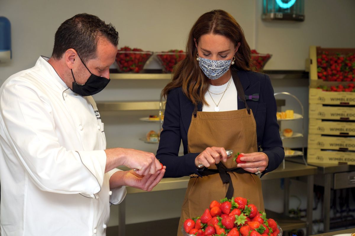 Imagini inedite cu Kate Middleton la Wimbledon » Ducesa de Cambridge a intrat în bucătărie