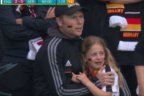 Micuța susținătoare a Germaniei, în lacrimi după înfrângerea nemților cu Anglia - 0-2 în „optimile” Euro 2020 -, a stârnit un val de reacții pe internet.