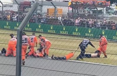 Scene uluitoare la Silverstone » Protestatari TÂRÂȚI de stewarzi în afara circuitului