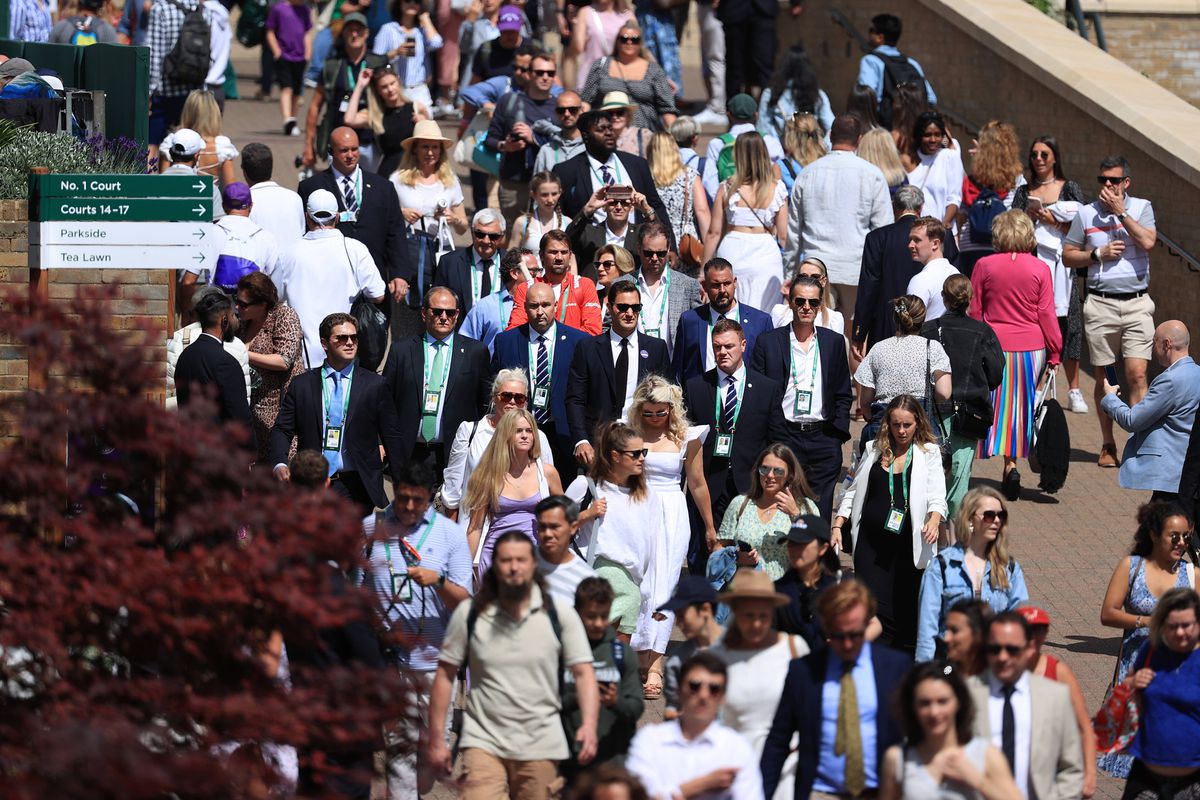 „Așa se poartă un costum” » Roger Federer, impecabil într-o apariție pe Terenul Central la Wimbledon