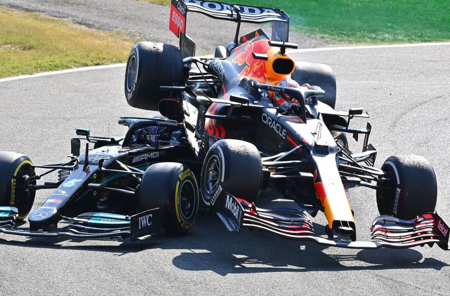 Accidentul Verstappen - Hamilton de la Monza Ce este Halo, sistemul din Formula 1 care a salvat DOUĂ VIEȚI într-o zi! Piloții, în frunte cu Hamilton și Verstappen, au încercat să-l blocheze, deși ei l-au cerut!