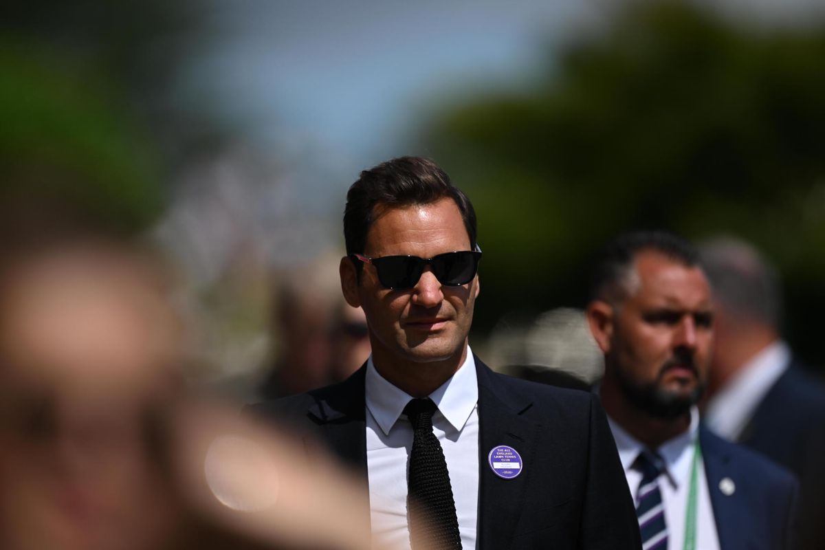 „Așa se poartă un costum” » Roger Federer, impecabil într-o apariție pe Terenul Central la Wimbledon