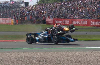 Accident teribil în Formula 2! » S-a urcat cu monopostul peste un adversar și era să provoace o tragedie