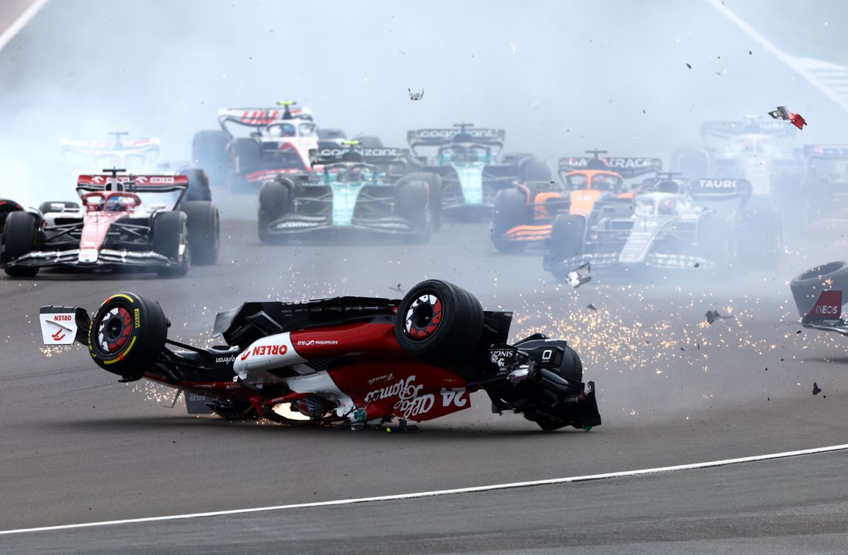 Accident înfiorător la Silverstone » Mașina lui Zhou s-a RĂSTURNAT și a fost luat cu targa! Primul mesaj al pilotului