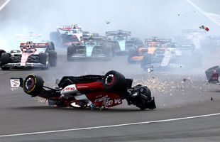 Accident înfiorător la Silverstone » Mașina lui Zhou s-a RĂSTURNAT și a fost luat cu targa! Primul mesaj al pilotului