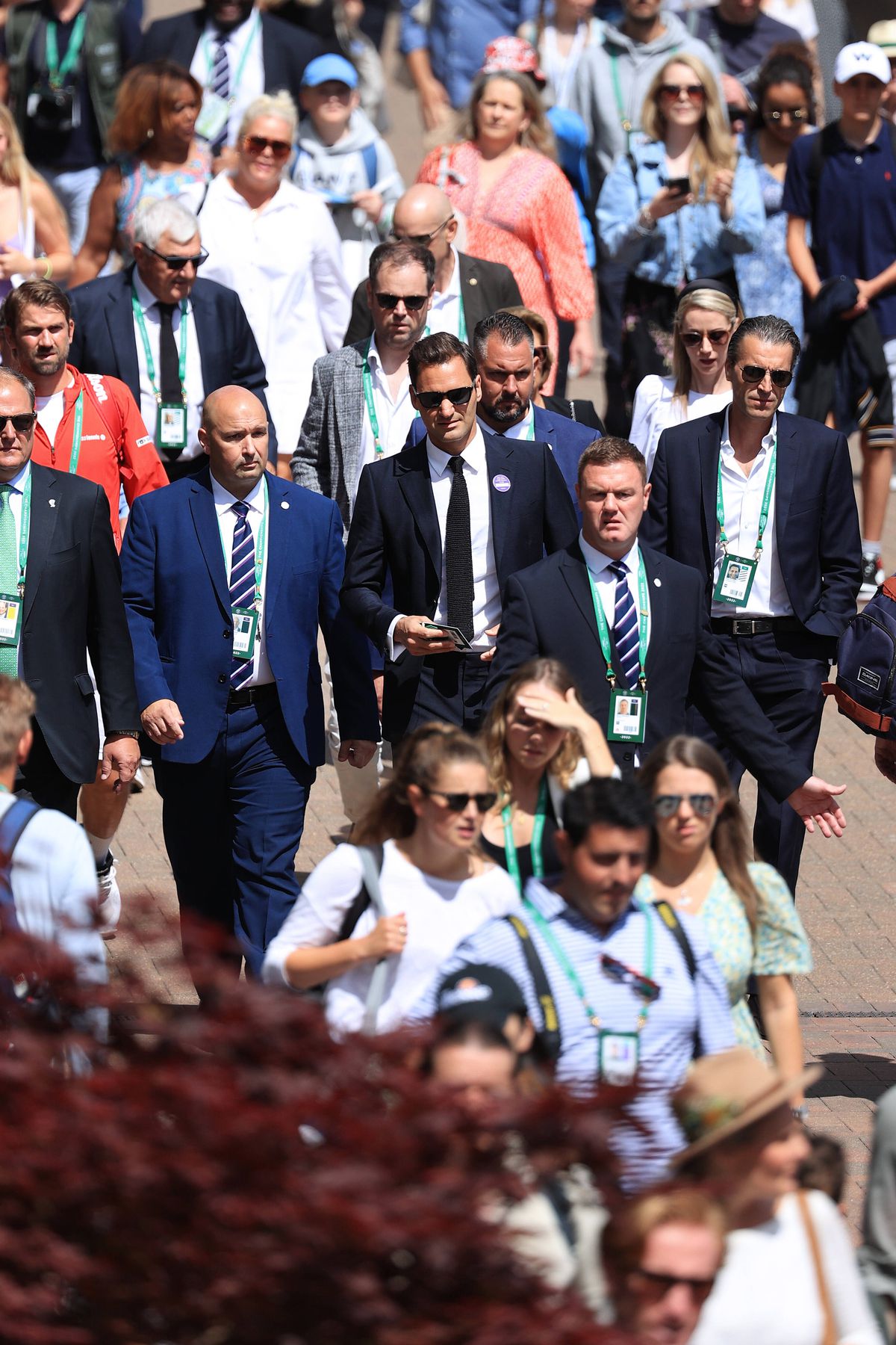 „Așa se poartă un costum” » Roger Federer, impecabil într-o apariție pe Terenul Central la Wimbledon