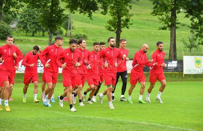 Imagini inedite: Ce a reușit Burcă la Dinamo + Acționarul se antrenează de parcă vrea să fie titular în derby :D