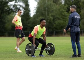 L-au lăsat fără „baterie” » Cine l-a „speriat” pe Ngezana la primul antrenament de la FCSB: „Îl vezi? O să îl ții minte!”