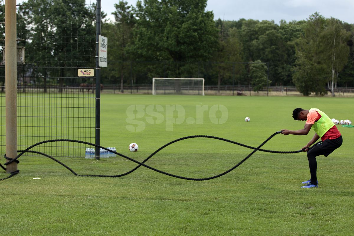 Filmare impresionantă din dronă, la cel mai tare exercițiu din antrenamentul FCSB: Ngezana vs Edjouma, duel „unu la unu”! Care a fost cea mai încinsă dispută
