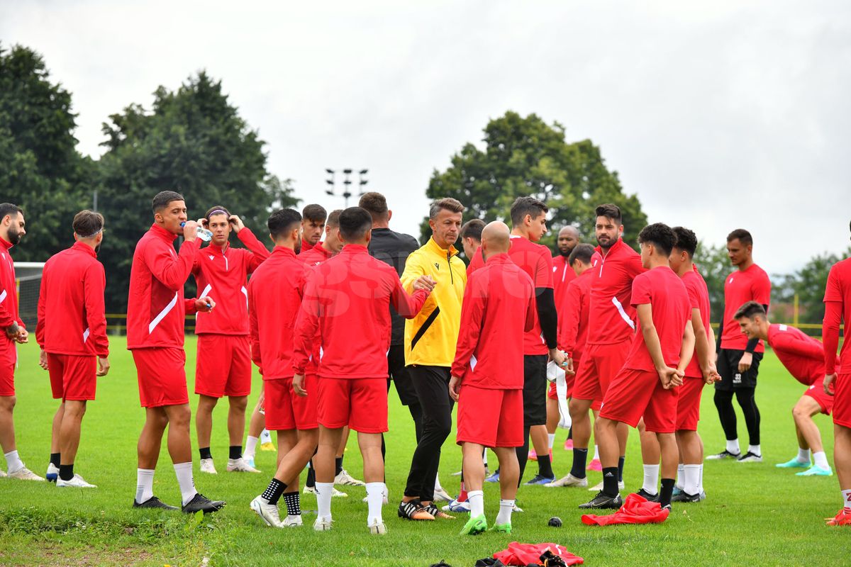 Imagini inedite: Ce a reușit Burcă la Dinamo + Acționarul se antrenează de parcă vrea să fie titular în derby :D