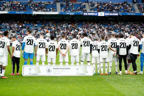 După meciul cu Valencia, toți jucătorii lui Real Madrid au apărut pe teren cu tricoului lui Vinicius Jr. pentru a-i arăta susținerea // Foto: Imago