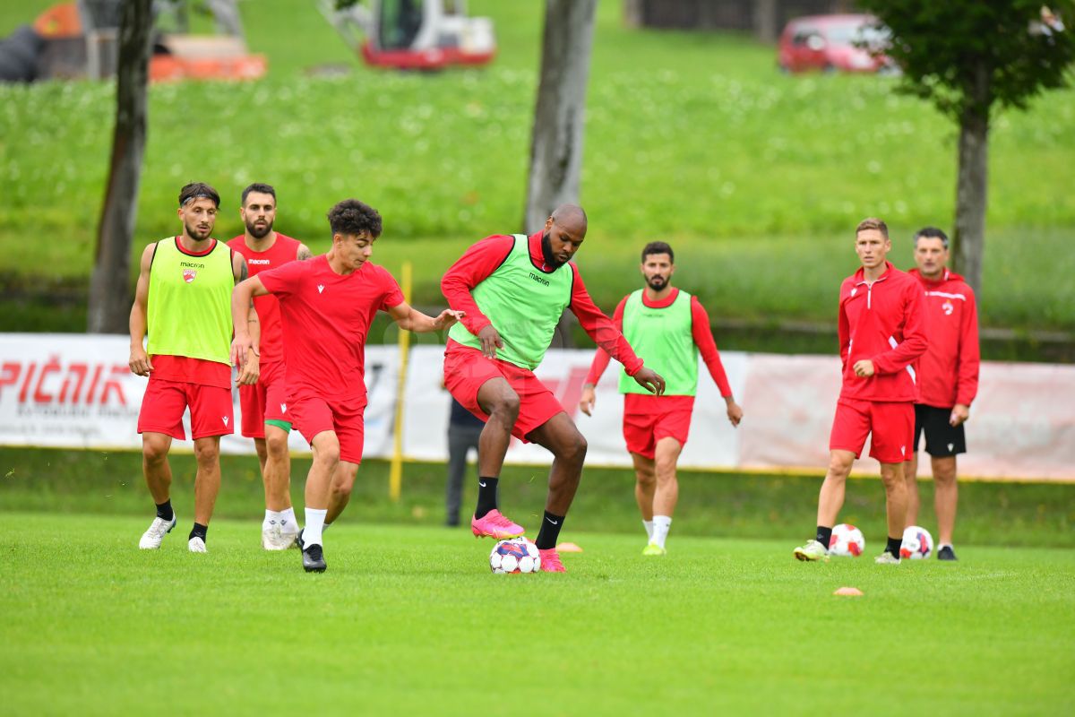 Imagini inedite: Ce a reușit Burcă la Dinamo + Acționarul se antrenează de parcă vrea să fie titular în derby :D