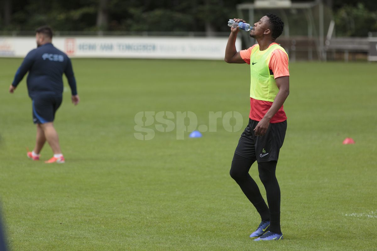 Filmare impresionantă din dronă, la cel mai tare exercițiu din antrenamentul FCSB: Ngezana vs Edjouma, duel „unu la unu”! Care a fost cea mai încinsă dispută