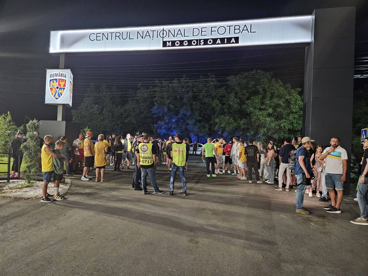 Sute de fani s-au strâns la baza din Mogoșoaia pentru a-i aștepta pe „tricolori”