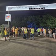 Sute de fani s-au strâns la baza din Mogoșoaia pentru a-i aștepta pe „tricolori” / foto: Marius Mărgărit