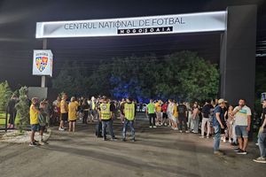Fotbaliștii naționalei sunt în drum spre România » Sute de fani îi așteaptă la Mogoșoaia