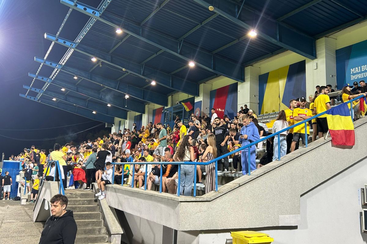 Nebunie în noapte la Mogoșoaia, sute de suporteri i-au așteptat pe „tricolori”: „Important e că au unit o țară întreagă” » Lui Edi Iordănescu i s-a cerut în cor: „Nu pleca!”