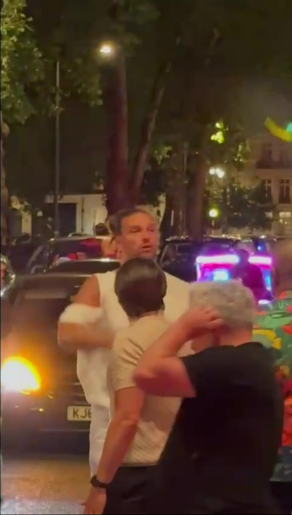 Imagini șocante în Londra » Uriașul englez, beat și cu cămașa ruptă după ce s-a bătut de față cu soția sa