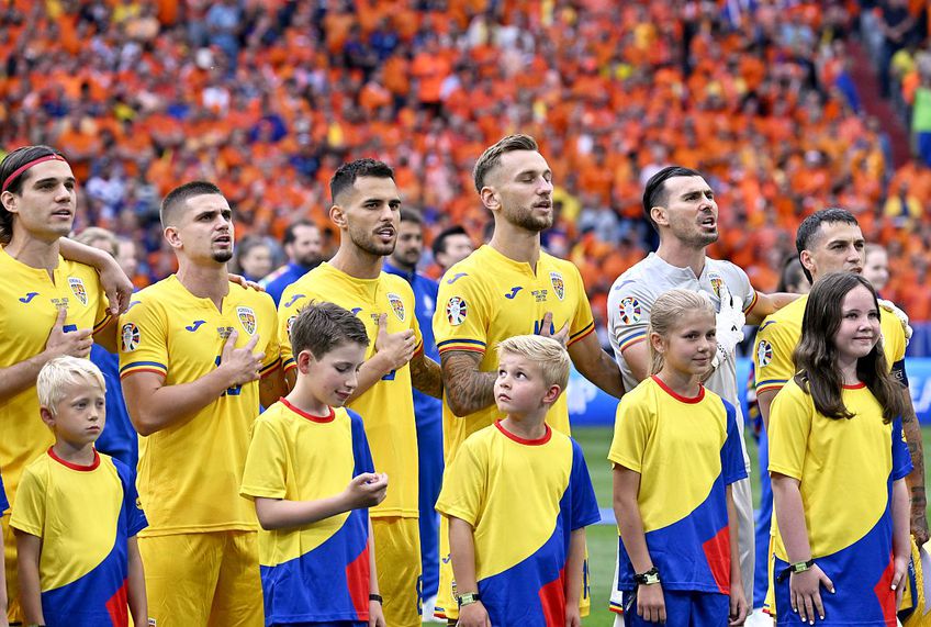 Jucătorii României, însoțiți de copii la intrarea pe teren înainte de 0-3 cu Olanda // foto: Cristi Preda (GSP)