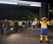 Sute de fani s-au strâns la baza din Mogoșoaia pentru a-i aștepta pe „tricolori” / foto: Marius Mărgărit