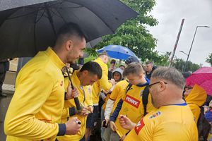 Rămas bun, Wurzburg! „Tricolorii” au plecat spre România: moment emoționant în fața hotelului + Iordănescu, Stanciu și Burleanu, întâlnire cu suporterii