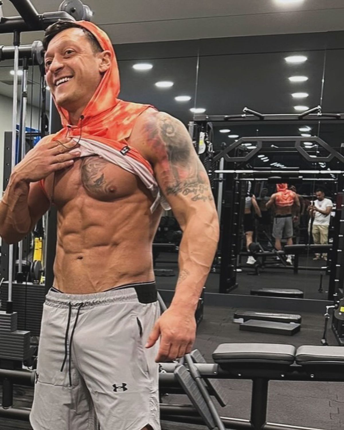 Transformare ireală a lui Mesut Ozil » Cum a apărut în sala de forță: e total schimbat