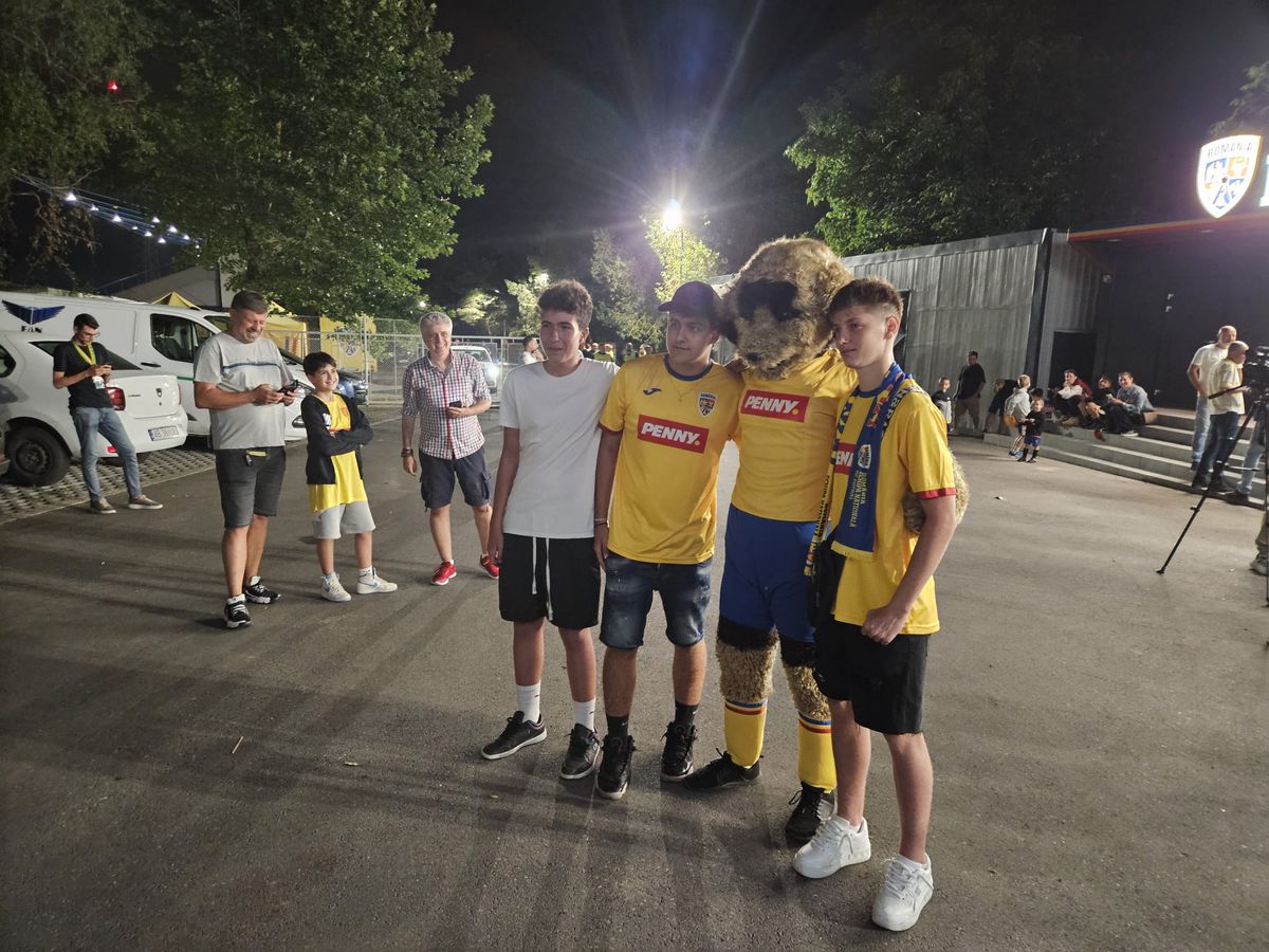 Sute de fani s-au strâns la baza din Mogoșoaia pentru a-i aștepta pe „tricolori”